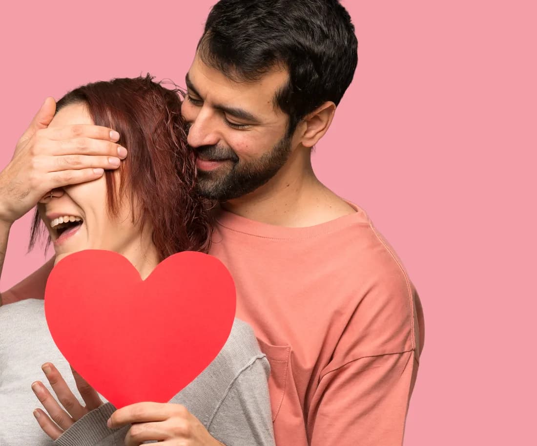 Pareja enamorada con un corazón rojo — regalos de Amor y Amistad a domicilio en Medellín