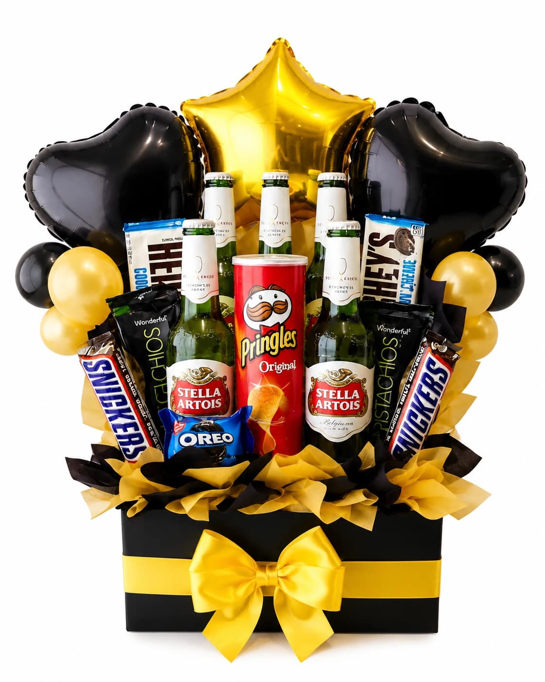 Ancheta en caja negra y dorada con cervezas Stella Artois, snacks, chocolates y globos metalizados en forma de estrella y corazón