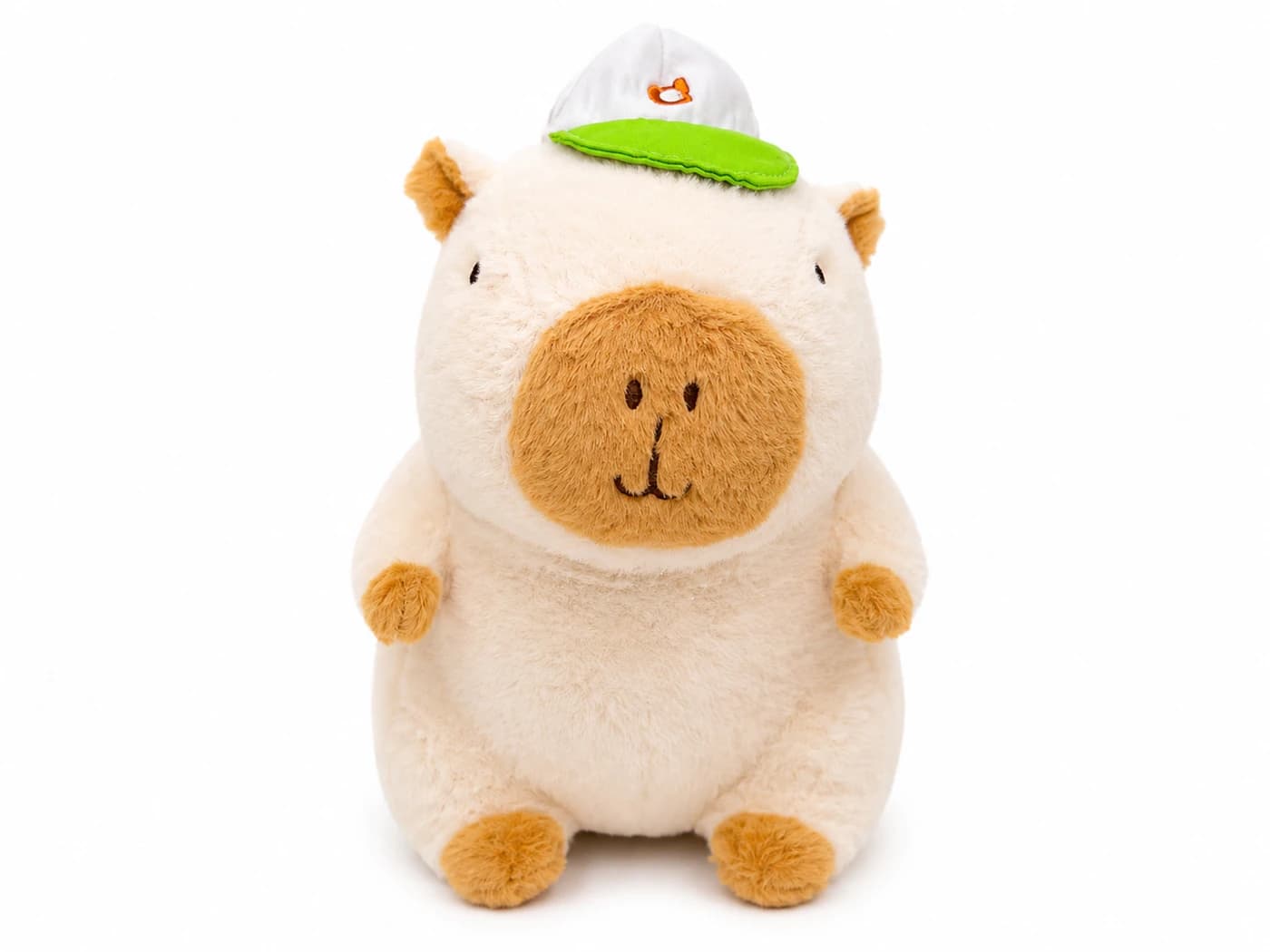 Peluche de capibara mediano color crema con gorra verde y blanca