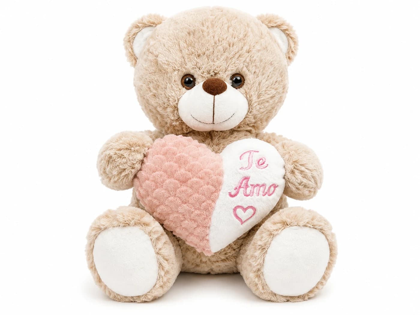 Peluche de oso mediano beige sosteniendo un corazón bordado con “Te Amo”